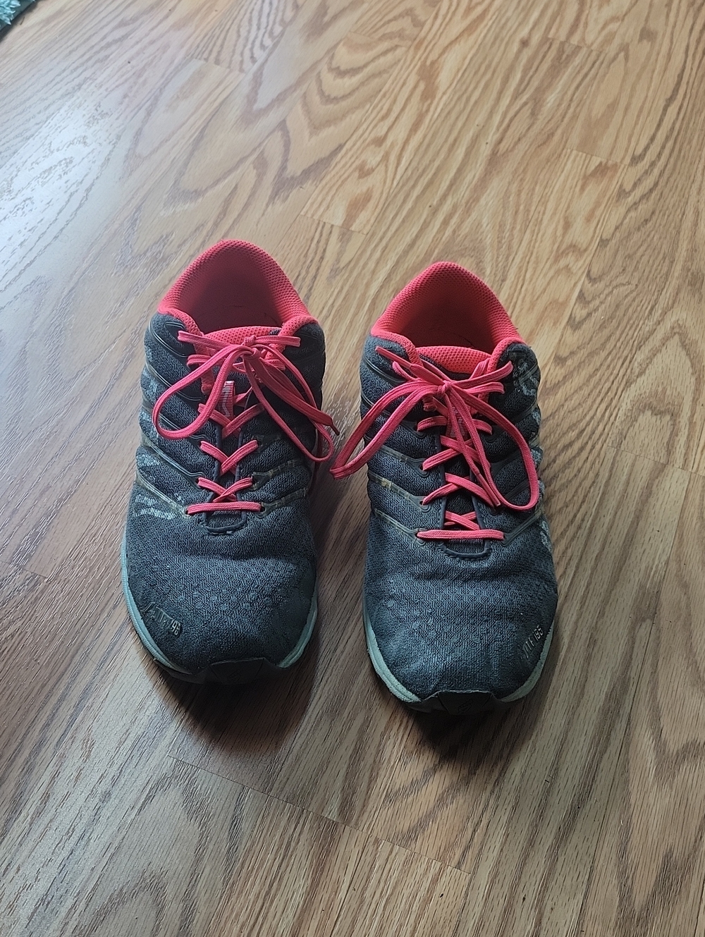 Womenโs Gray Running Sneakers with Pink Accents Inov-8 F-Lite 195